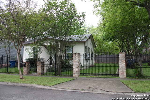 Image 4 of 27 For 415 Kendall St