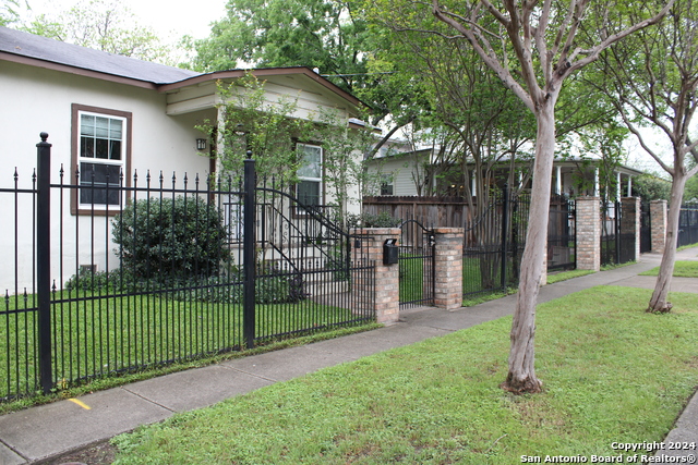 Image 5 of 27 For 415 Kendall St