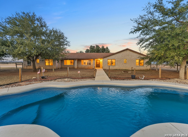 Listing photo id 14 for 561 Barth  