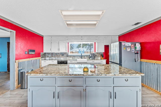 Listing photo id 17 for 561 Barth  