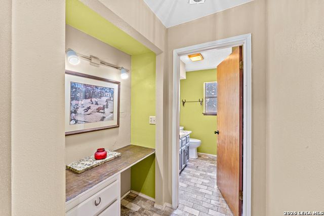 Listing photo id 22 for 561 Barth  