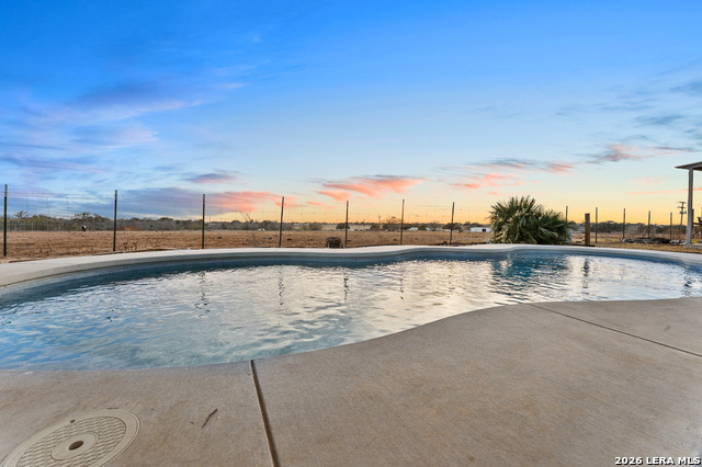 Listing photo id 29 for 561 Barth  