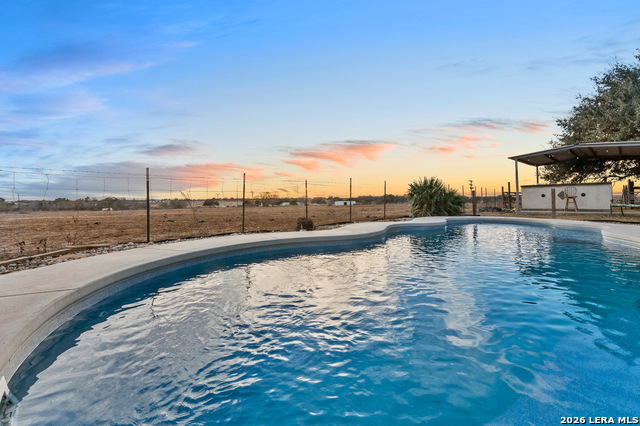 Listing photo id 30 for 561 Barth  