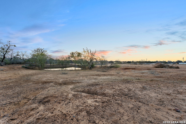 Listing photo id 32 for 561 Barth  