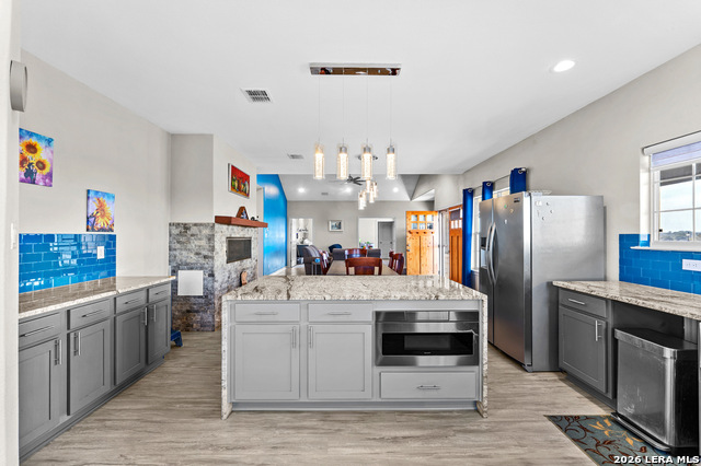 Listing photo id 5 for 561 Barth  