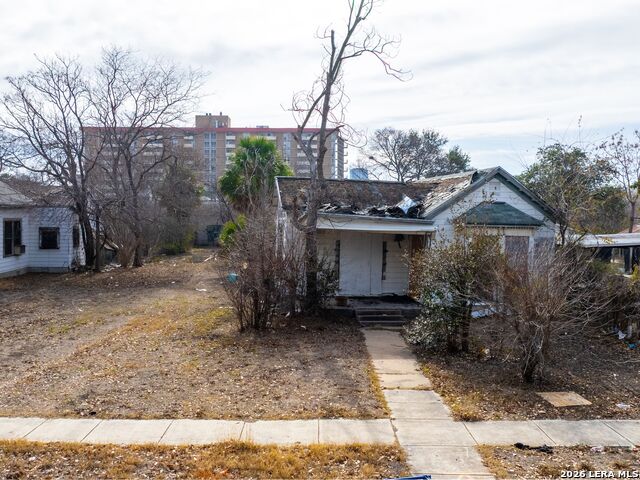 Image 4 of 6 For 724 W Poplar