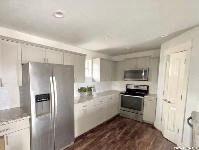 Image 6 of 21 For 519 Enchanted River Dr