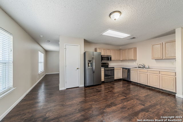 Image 20 of 36 For 8422 Parry  