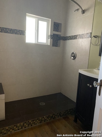 Image 13 of 22 For 933 Beck St  