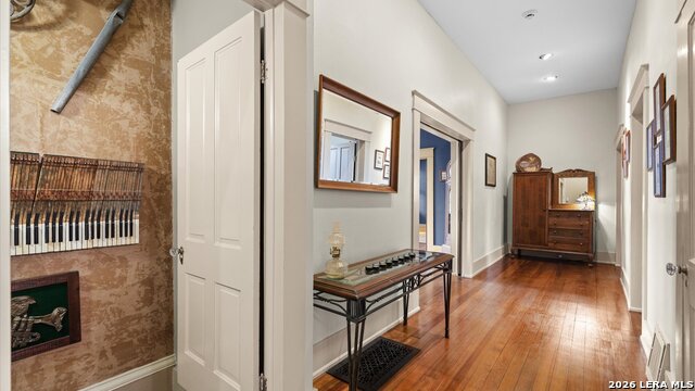 Image 28 of 47 For 418 Santa Clara S