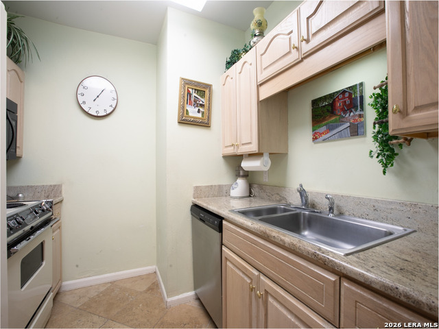 Image 9 of 24 For 1 Towers Park Ln  606