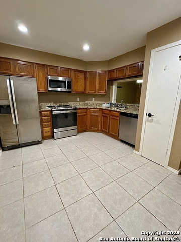 Image 7 of 11 For 11520 Huebner  205