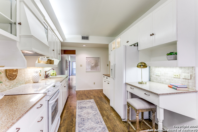 Image 14 of 26 For 1022 Navarro  306