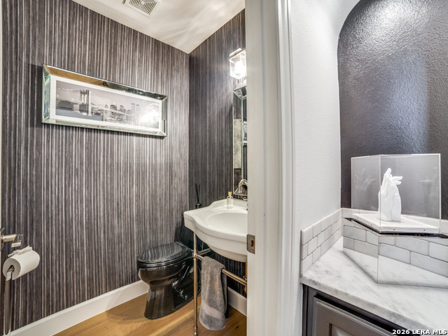 Image 6 of 40 For 4 Hendon Ln  