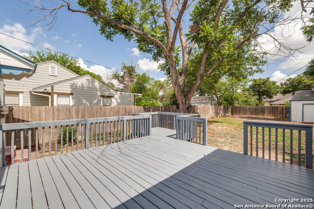 Image 21 of 24 For 2007 Mistletoe Ave W