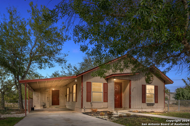 Details for 412 Coker W, Devine, TX 78016