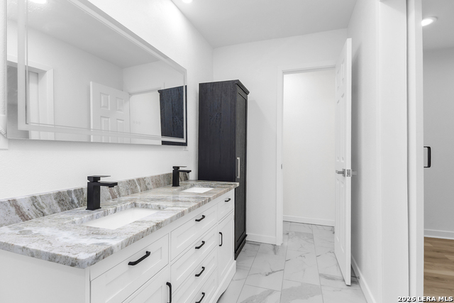 Image 16 of 24 For 5618 Timber Rail