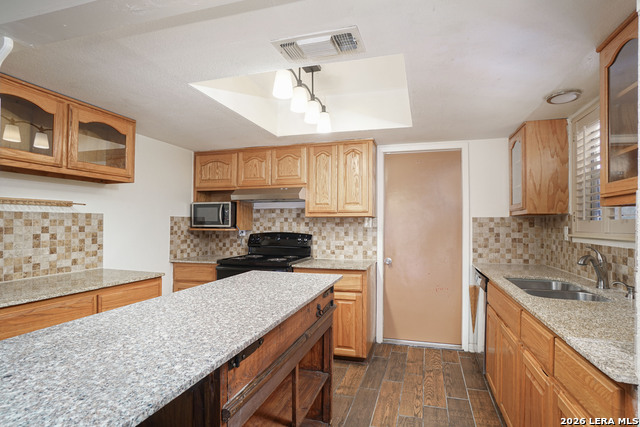 Image 4 of 15 For 7610 Meadow Green