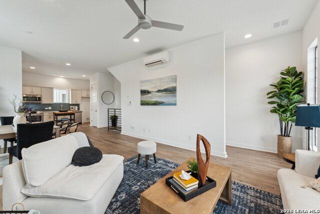 Image 2 of 25 For 1735 W Gramercy Pl #301-302