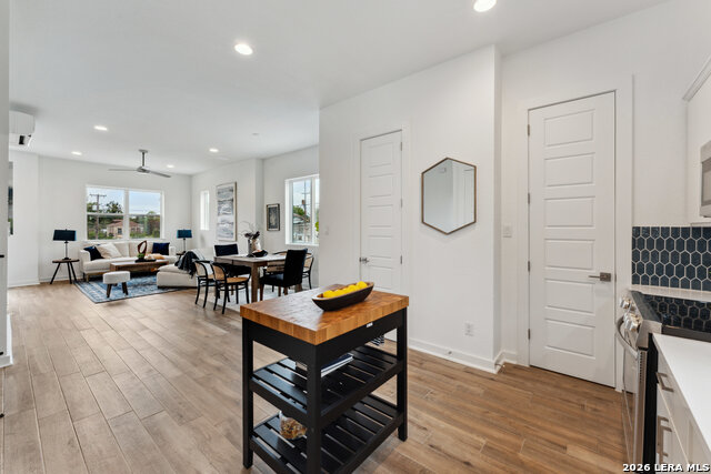 Image 6 of 25 For 1735 W Gramercy Pl #301-302