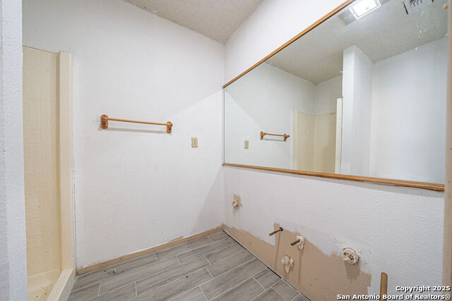 Image 19 of 50 For 371 Lake Country