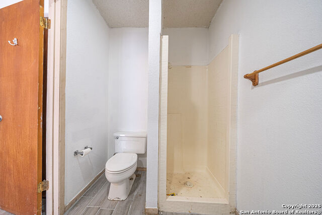 Image 20 of 50 For 371 Lake Country