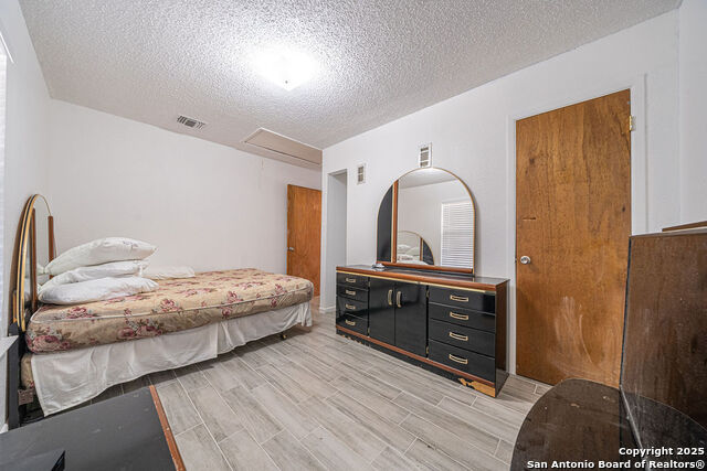 Image 22 of 50 For 371 Lake Country