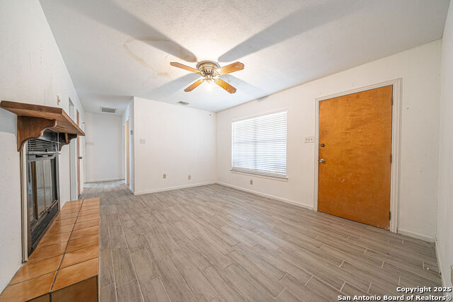 Image 4 of 50 For 371 Lake Country