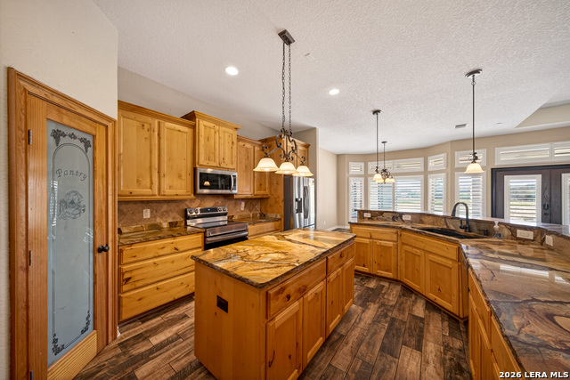 Listing photo id 13 for 7033 Robin Hood Way
