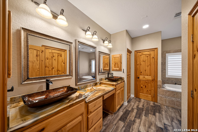 Listing photo id 18 for 7033 Robin Hood Way