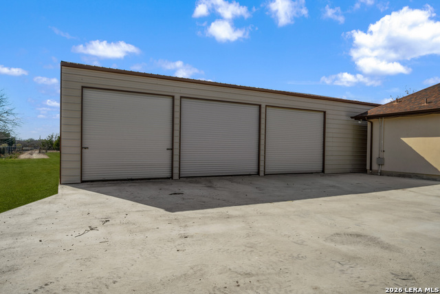 Listing photo id 35 for 7033 Robin Hood Way