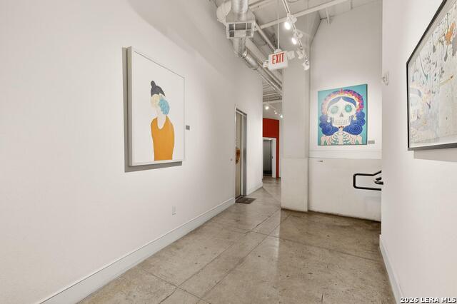 Listing photo id 8 for 1401 Flores S Apt 109