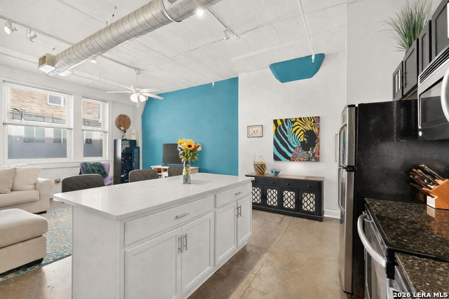 Listing photo id 12 for 1401 Flores S Apt 109