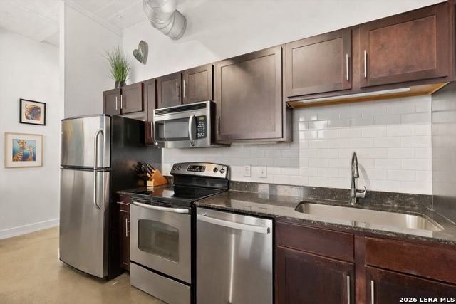 Listing photo id 13 for 1401 Flores S Apt 109