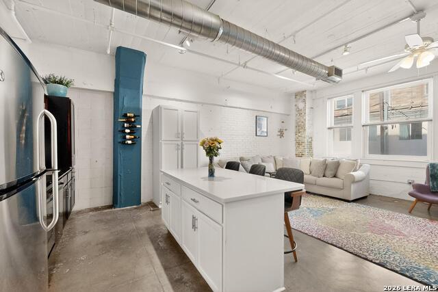 Listing photo id 15 for 1401 Flores S Apt 109