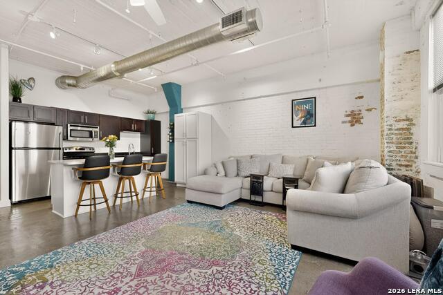 Listing photo id 18 for 1401 Flores S Apt 109