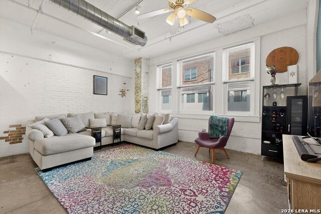 Listing photo id 19 for 1401 Flores S Apt 109