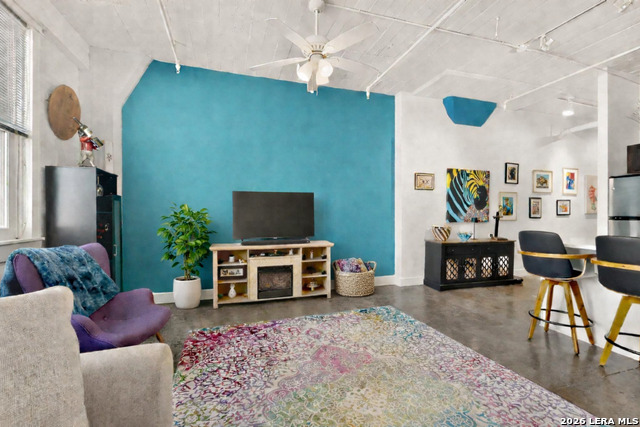 Listing photo id 20 for 1401 Flores S Apt 109