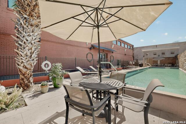 Listing photo id 28 for 1401 Flores S Apt 109