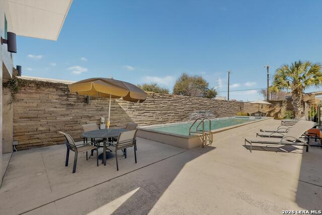 Listing photo id 30 for 1401 Flores S Apt 109