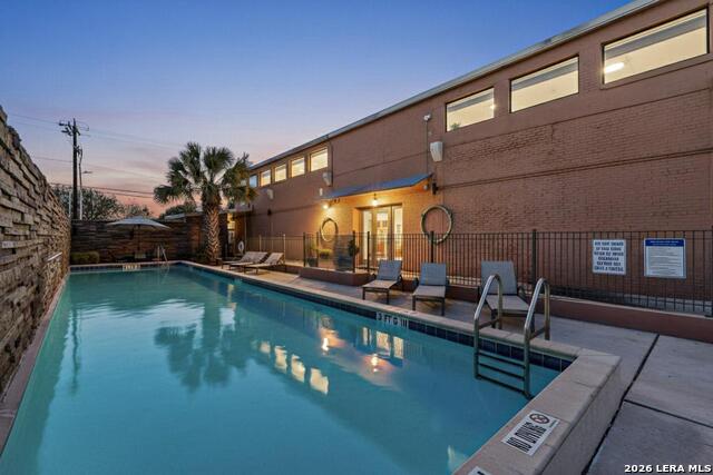 Listing photo id 31 for 1401 Flores S Apt 109