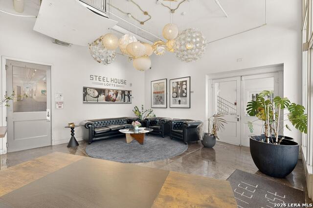 Listing photo id 3 for 1401 Flores S Apt 109