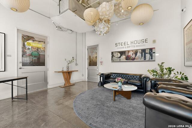 Listing photo id 4 for 1401 Flores S Apt 109