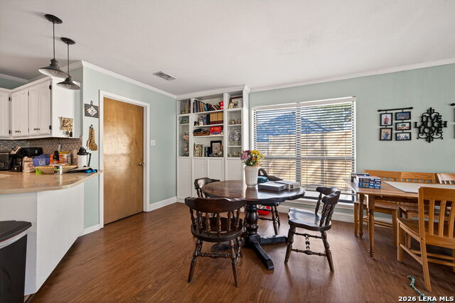 Listing photo id 8 for 1911 Palace  