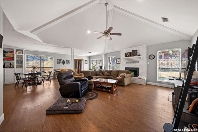 Listing photo id 3 for 1911 Palace  