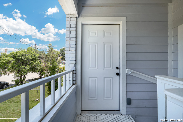 Image 23 of 46 For 834 W Russell Pl