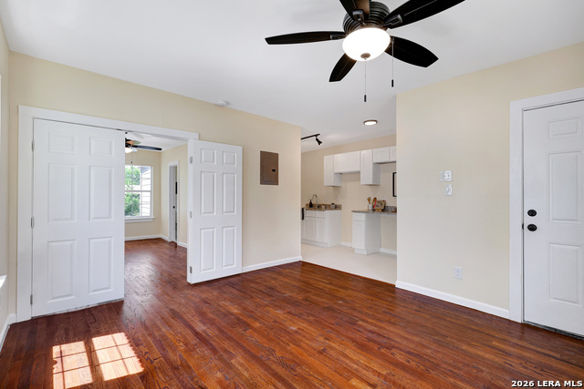 Image 27 of 46 For 834 W Russell Pl