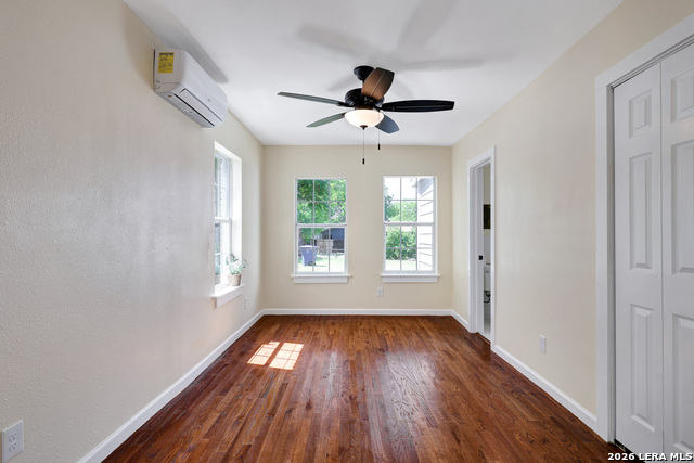 Image 32 of 46 For 834 W Russell Pl