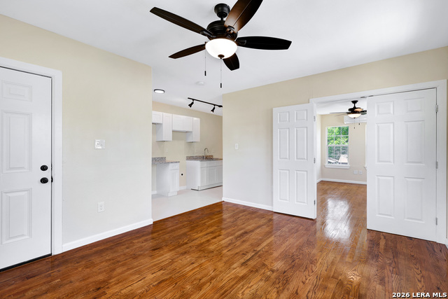 Image 4 of 46 For 834 W Russell Pl