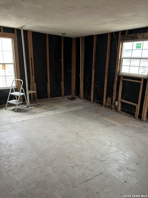 Image 19 of 24 For 431 Glenview E